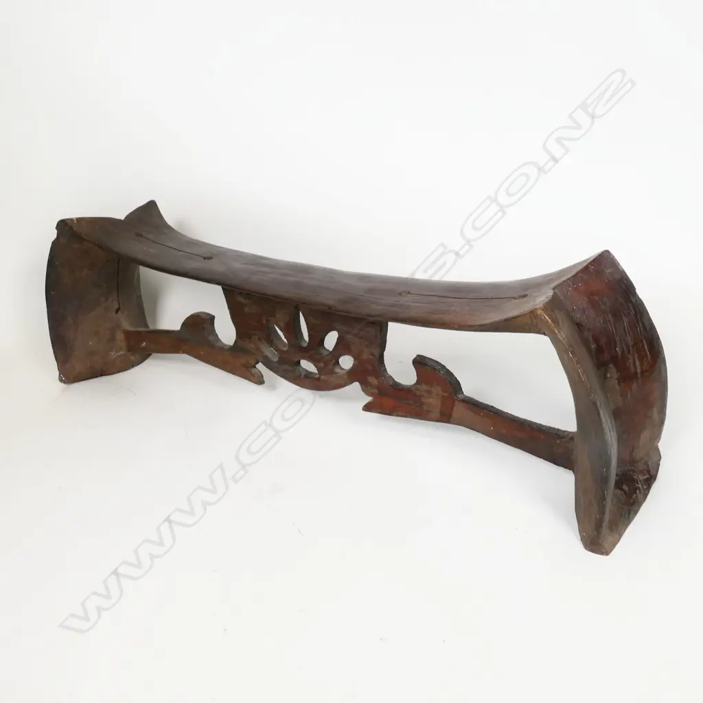 A Tongan carved wood large head rest, Image 1++